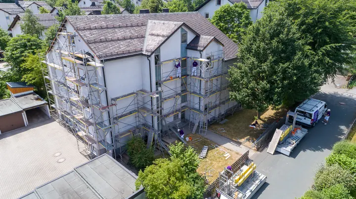 Eingerüstetes Mehrfamilienhaus von oben
