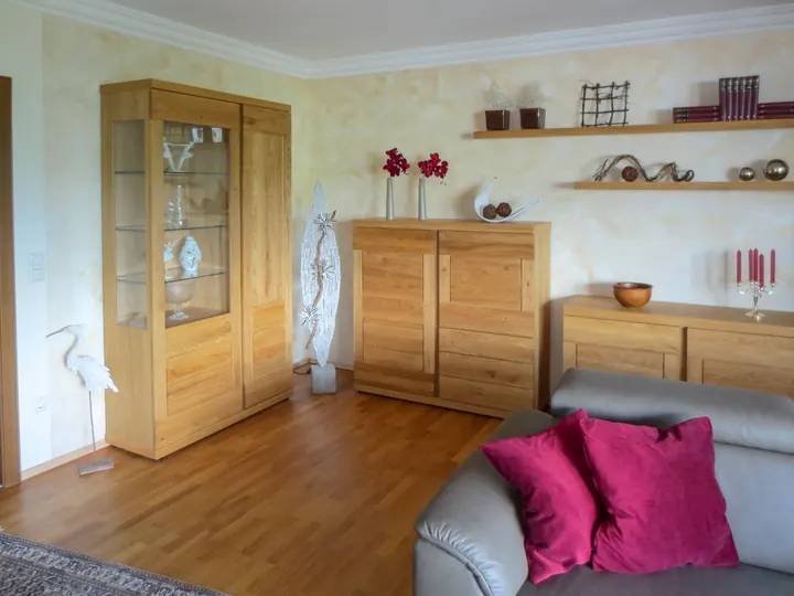 Wohnzimmer in warmem Gelb