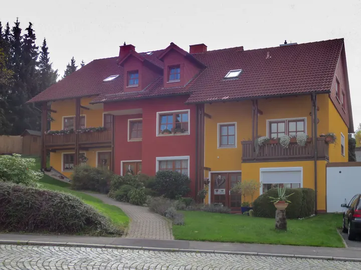 Mehrfamilienhaus in Rot und Ocker