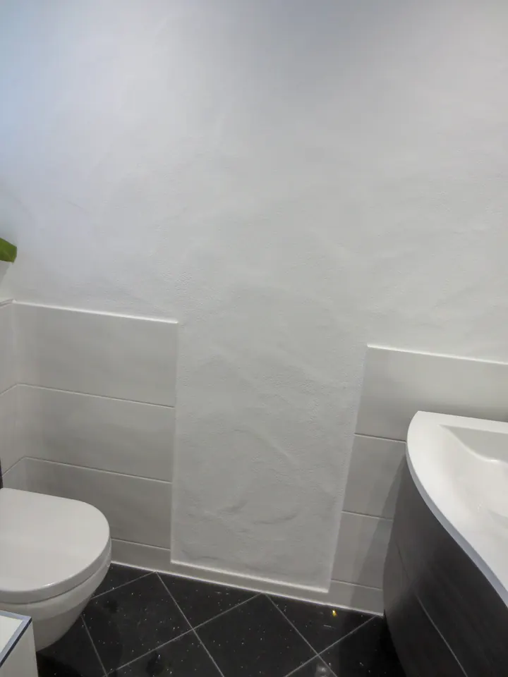 Modernes Bad mit dunklem Boden