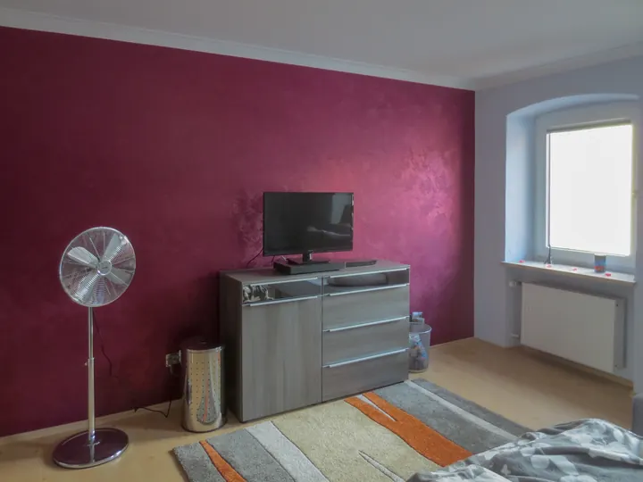 Wohnzimmer mit Akzentwand in Beere