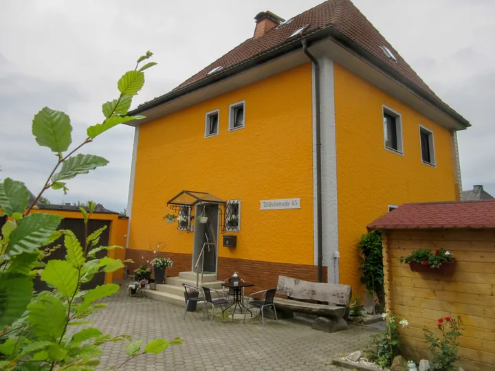 Einfamilienhaus mit frischer Fassade in Sonnengelb