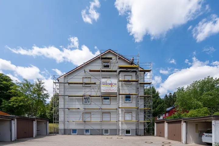 Mehrfamilienhaus im Gerüst