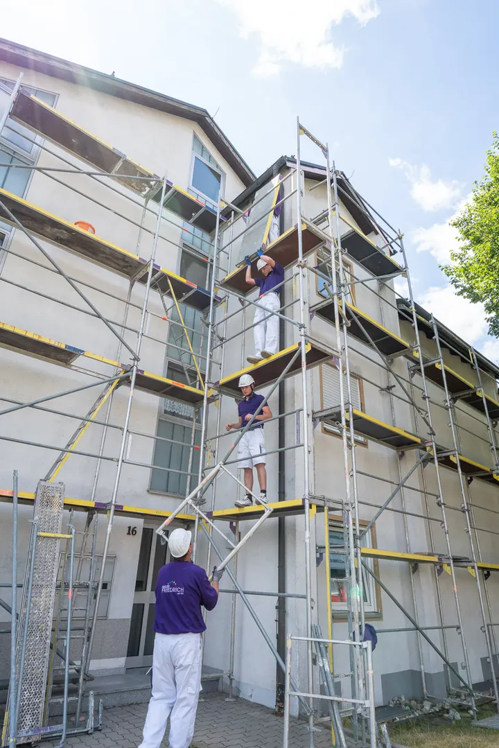 Gerüst an einer hohen Fassade