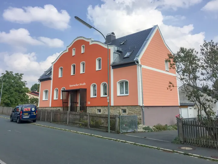 Mehrfamilienhaus in Lachs und Weiß