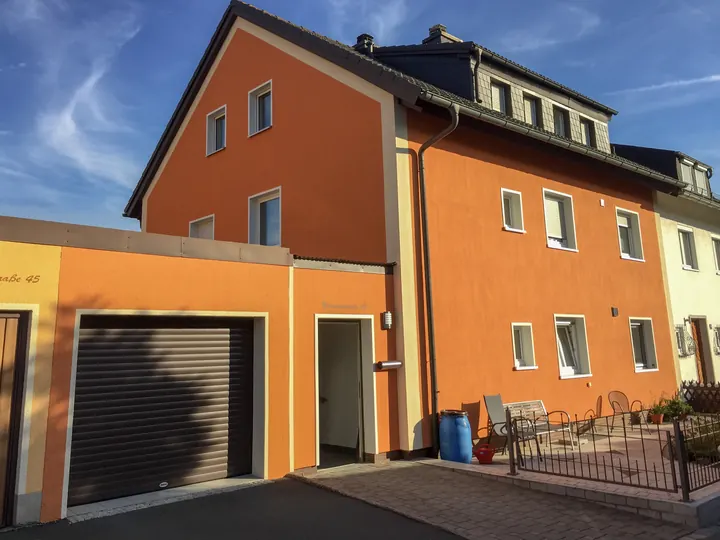Mehrfamilienhaus in kräftigem Orange