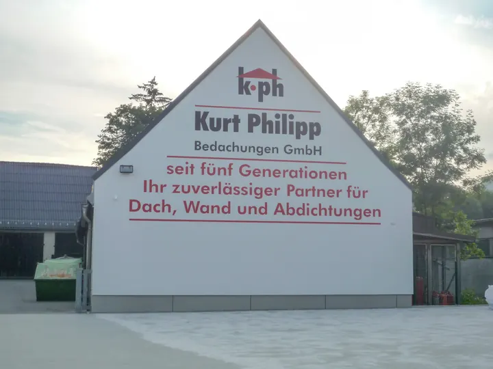Werbeschrift am Giebel von Kurt Philipp Bedachungen