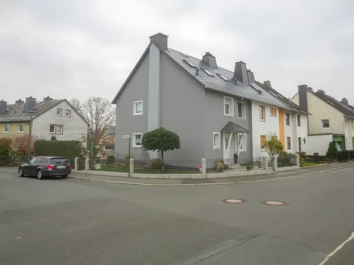 Reihenhaus in Grau und Weiß