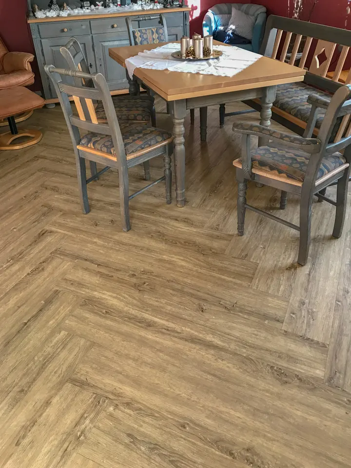 Designbelag in Holzoptik im Essbereich