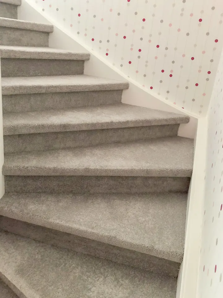 Treppe mit Teppichbelag