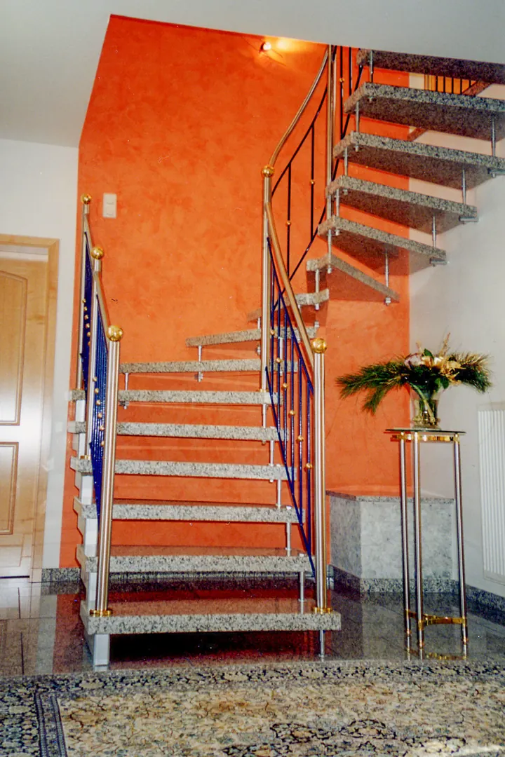 Treppenhaus in Rot und Orange