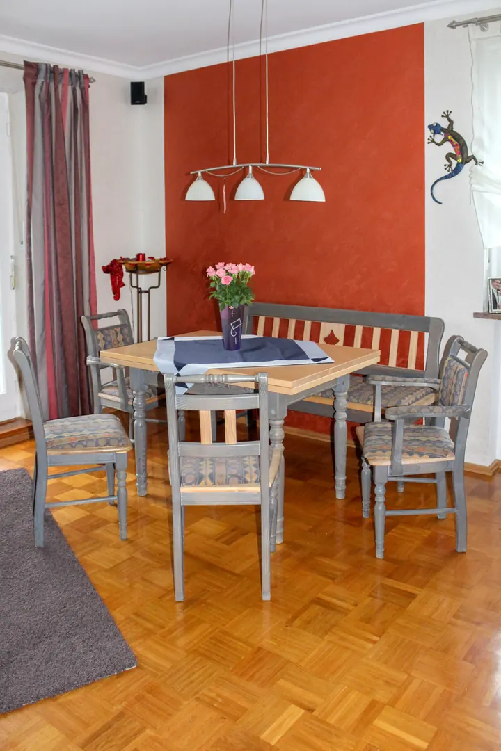 Essplatz vor roter Akzentwand